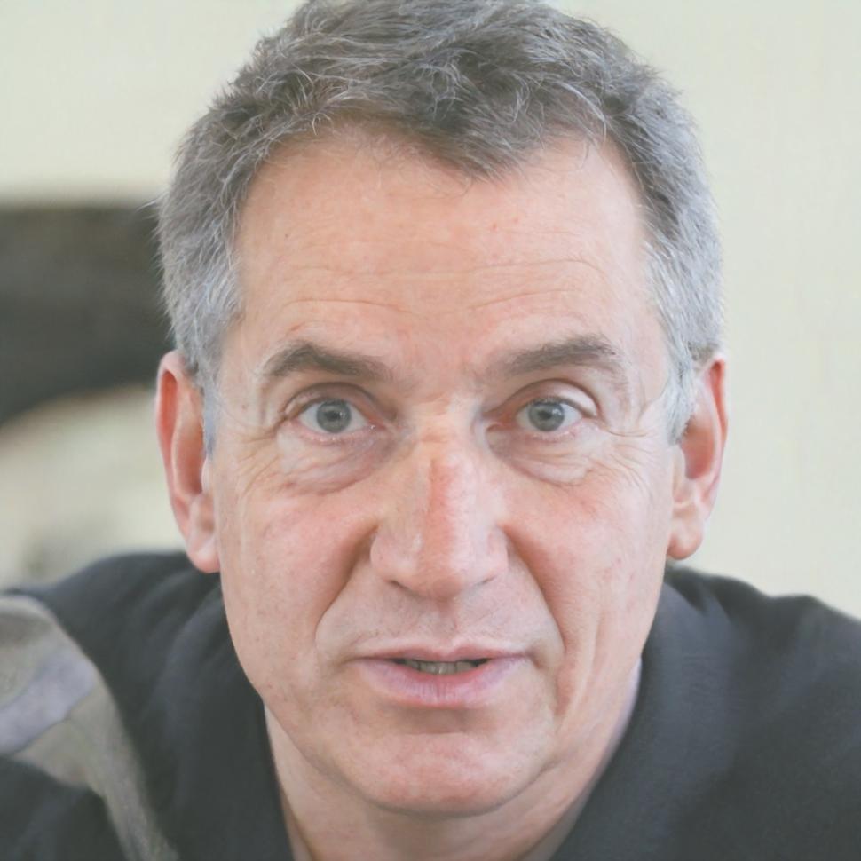 Roberto Vidal, maestro en peinados contemporáneos